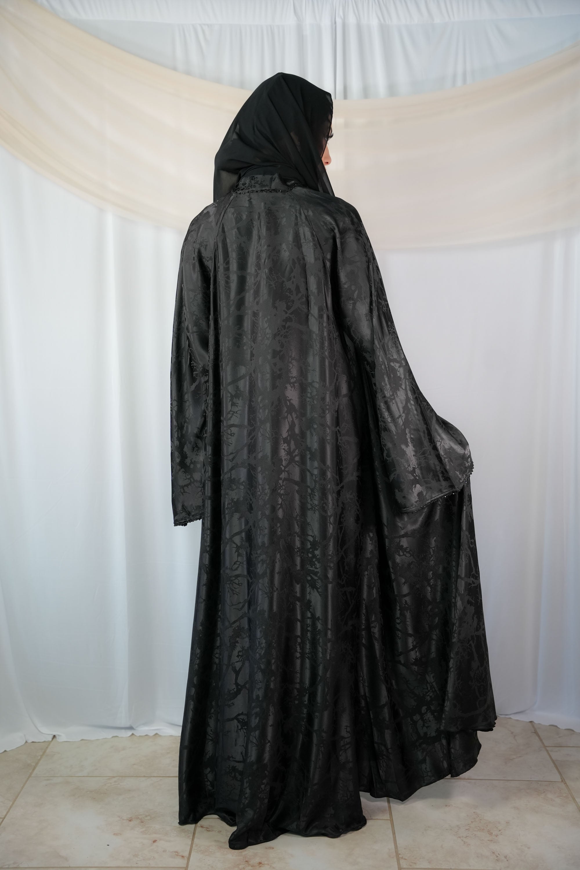 Almas abaya