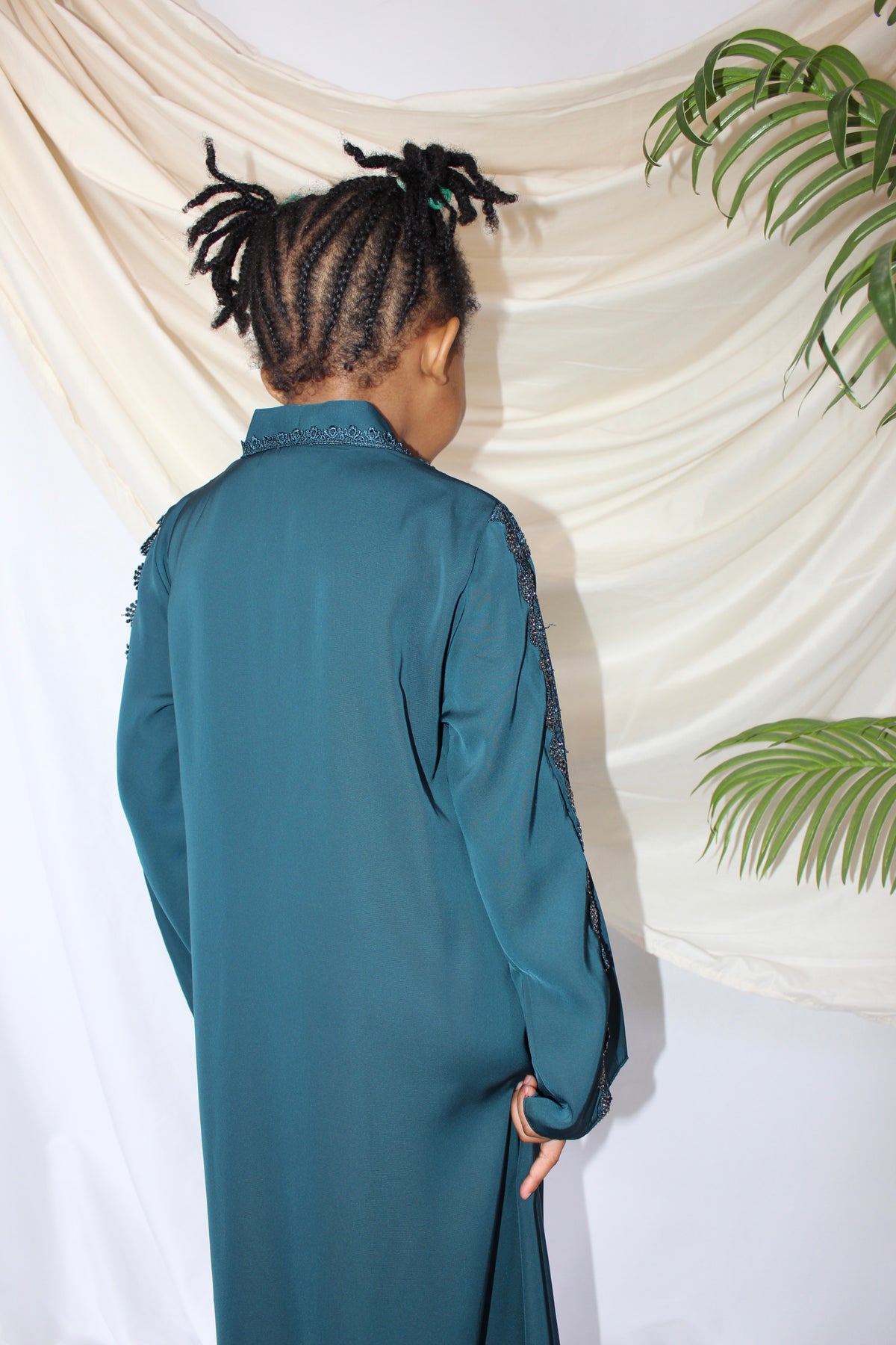 Front zipper closure on the Enaaz modest abaya Turquoise
