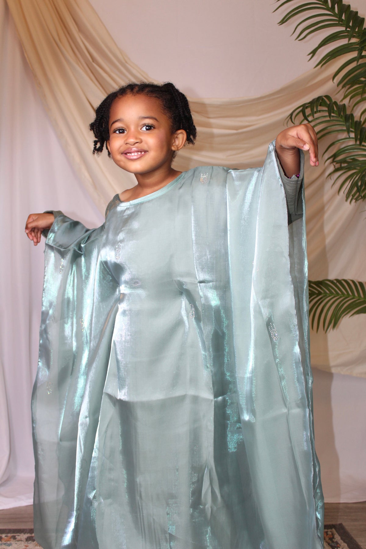 Close-up of delicate organza fabric on Ayrah Kids abaya Light grey